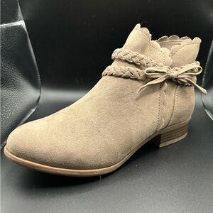 Sonoma Beige Faux Suede Kids Size 4 New No Box Back to School